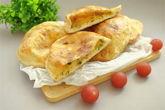 Лепёшки из слоёного теста с сыром и зеленью в духовке