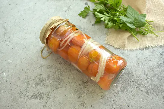 Маринованные помидоры черри с луком