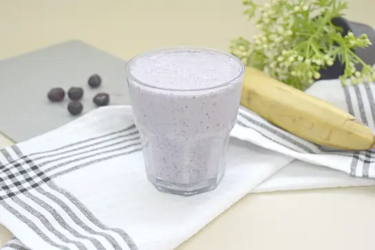 Молочный коктейль с голубикой и бананом