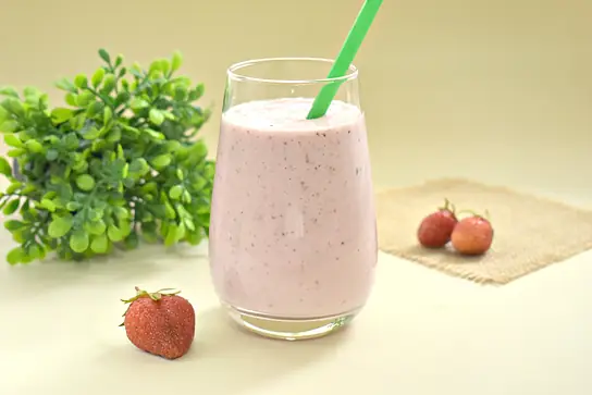 Молочный коктейль с клубникой и мороженым