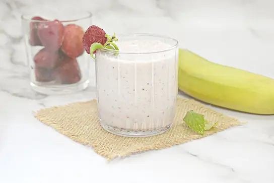 Молочный смузи из замороженной клубники с бананом