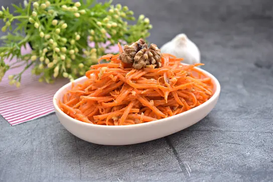 Морковь по-корейски с грецкими орехами и карри