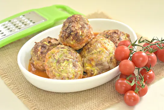 Мясные биточки с кабачком и рисом в духовке