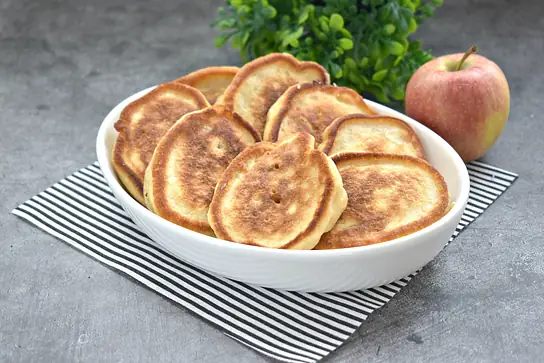 Оладьи на ряженке с яблоками