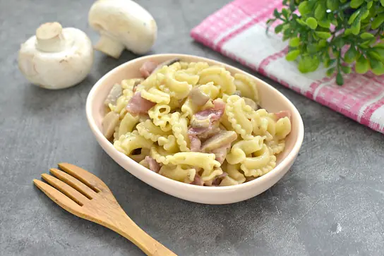 Паста с грибами и беконом