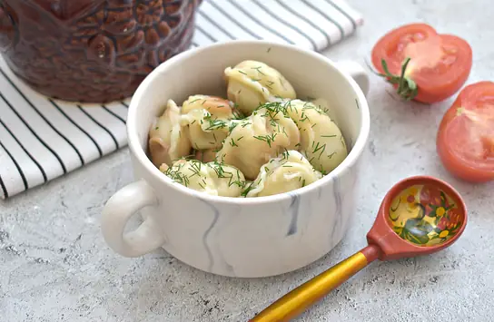 Пельмени в горшочке с луком и чесноком