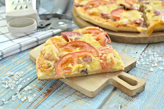 Пицца мясная с помидорами и сыром на слоёном тесте