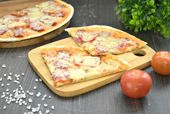 Пицца на тортилье с колбасой и помидорами в микроволновке