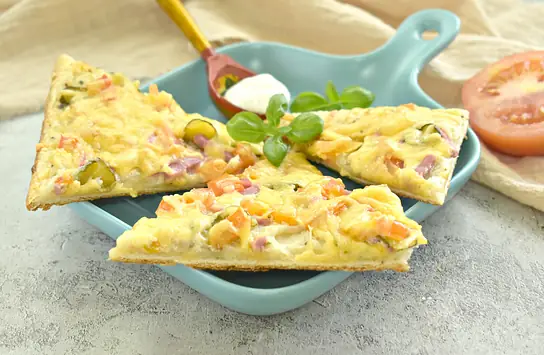 Пицца со сметанным соусом и колбасой