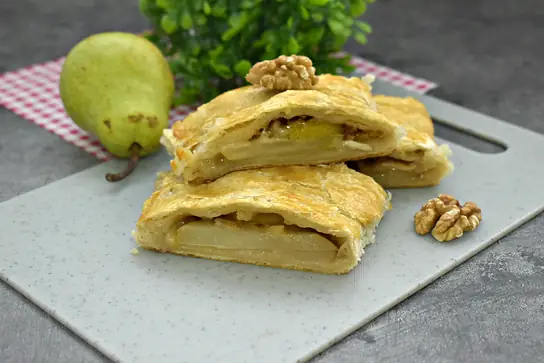 Пирог из слоёного теста с грушей и сыром