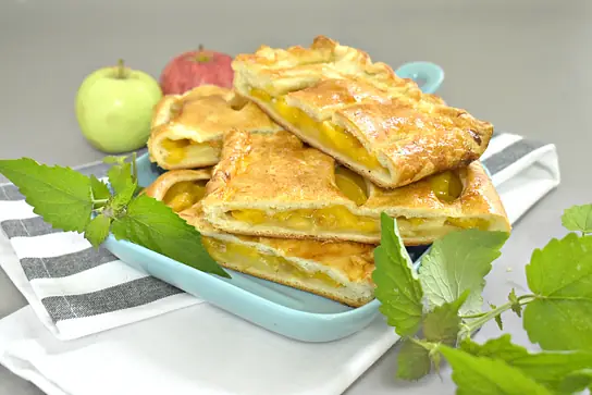 Пирог с абрикосами и яблоками из слоёного дрожжевого теста
