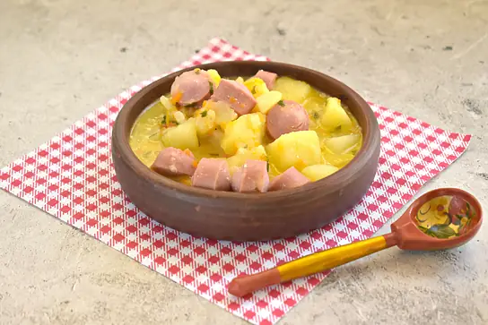 Рагу из картошки с сосисками в сметане