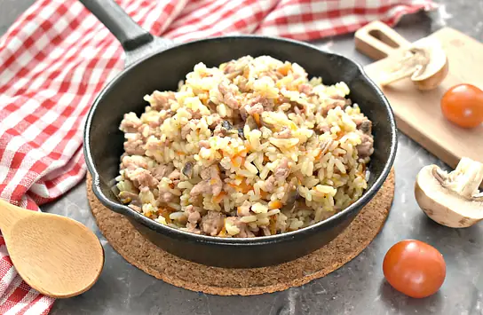 Рис с грибами и фаршем на сковороде