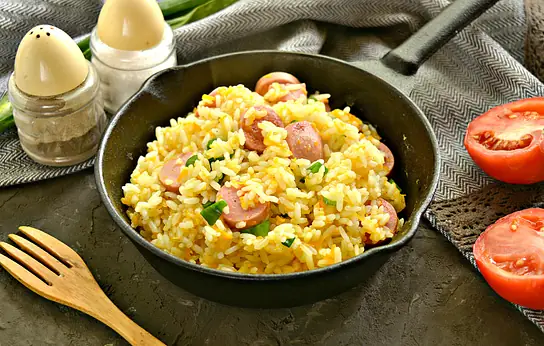 Рис с сосисками на сковороде