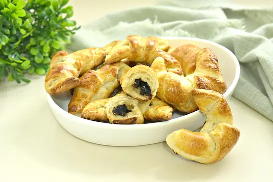 Рогалики из слоёного теста с черносливом
