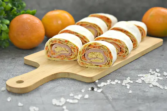 Рулет из лаваша с корейской морковью, ветчиной и сыром