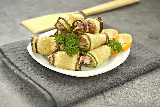 Рулетики из кабачков с сыром и крабовыми палочками