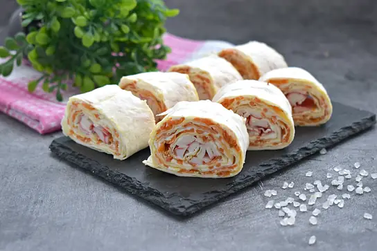 Рулетики из лаваша с крабовыми палочками и творожным сыром