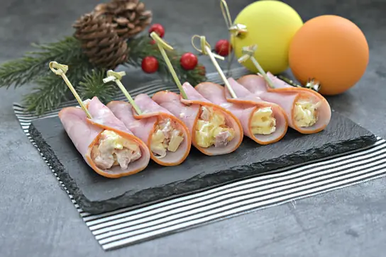 Рулетики из ветчины с копчёной курицей и ананасами