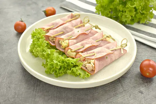 Рулетики из ветчины с крабовыми палочками и ананасами