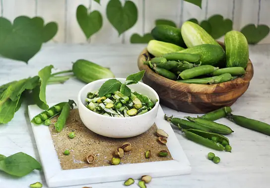 Салат «50 оттенков зелёного» с авокадо и медовой заправкой