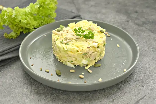 Салат из индейки, сыра и огурцов