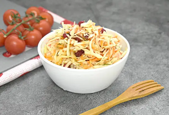 Салат из капусты с брусникой