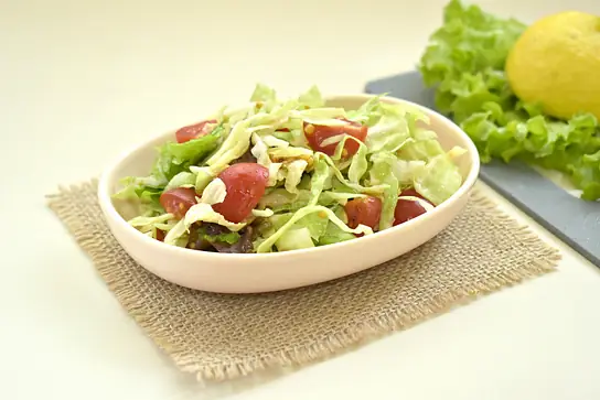 Салат из молодой капусты с горчичной заправкой