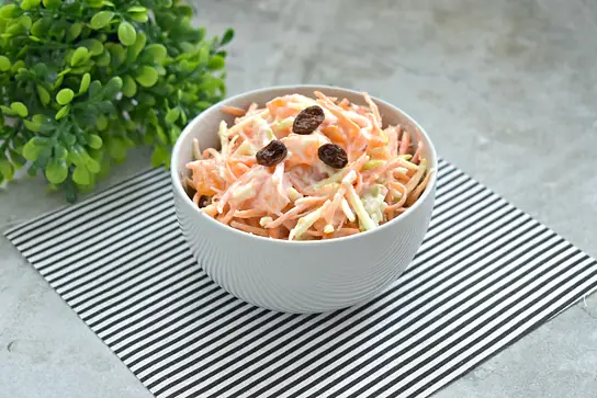 Салат из моркови с хурмой