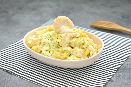 Салат из пекинской капусты с кукурузой и креветками