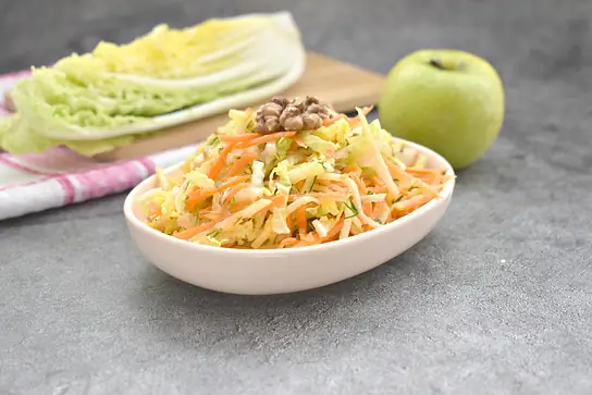 Салат из пекинской капусты с яблоком и грецкими орехами