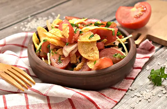 Салат с чипсами и копченой колбасой — рецепт с фото