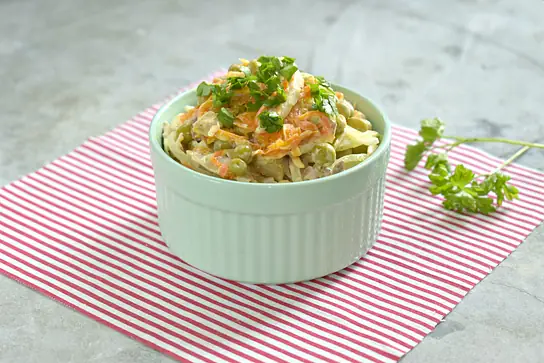 Салат «Купеческий» с курицей и горошком