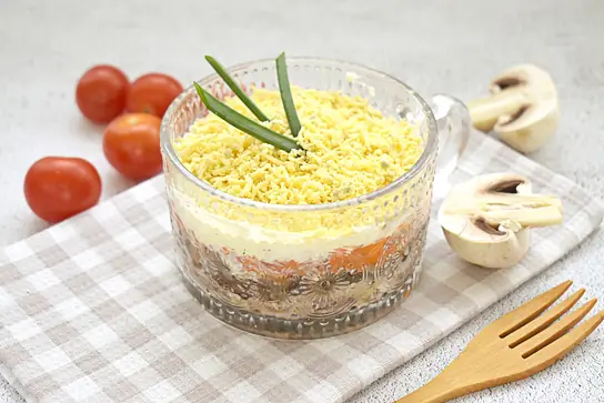Салат «Мимоза» с шампиньонами и рыбными консервами