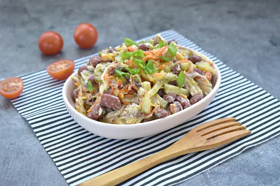 Салат «Обжорка» с курицей и фасолью