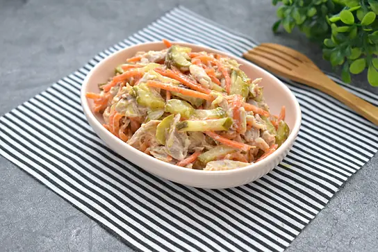 Салат «Обжорка» с курицей и корейской морковью