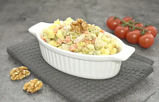 Салат «Оливье» с копчёной курицей и грецкими орехами