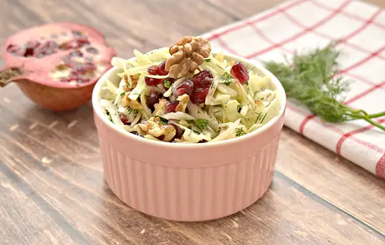 10 вкусных и красивых салатов с грецкими орехами - Лайфхакер
