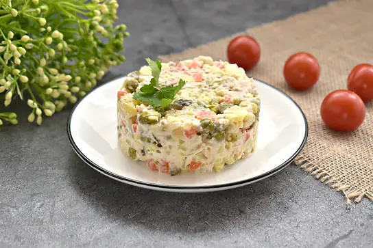 Салат с консервированной горбушей и овощами