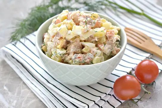 Салат с консервированным лососем и картошкой