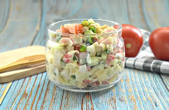 Салат с крабовыми палочками и копченой колбасой — рецепт с фото пошагово