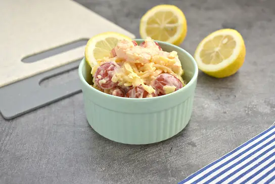 Салат с креветками, с сыром и черри
