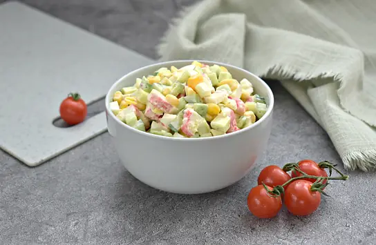 Салат с кукурузой, крабовыми палочками и авокадо