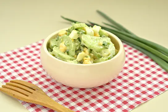 Салат с огурцами, яйцами и зелёным луком