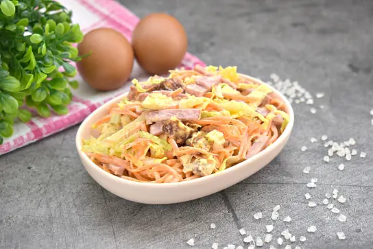 Салат с омлетом, пекинской капустой и ветчиной