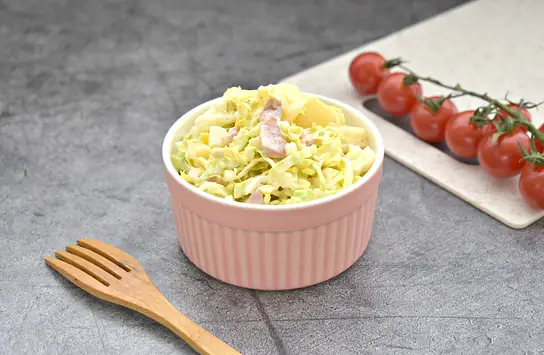 Салат с пекинской капустой, копчёной курицей и ананасами