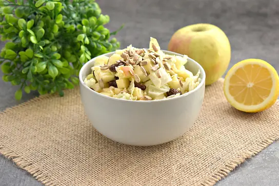 Салат с пекинской капустой, пармезаном и яблоками