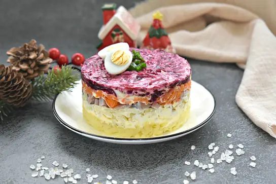 Салат «Селёдка под шубой» с перепелиными яйцами
