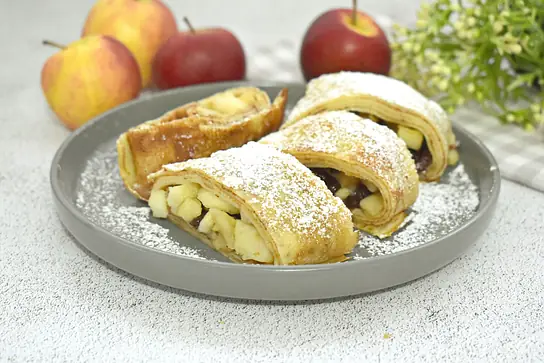 Штрудель из блинов с яблоками и изюмом