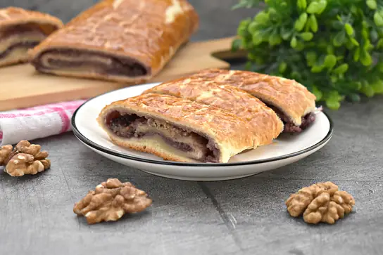 Сладкий рулет из слоёного теста с вареньем и грецкими орехами